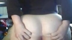 Neked tágítja a segglyukát a tini lány